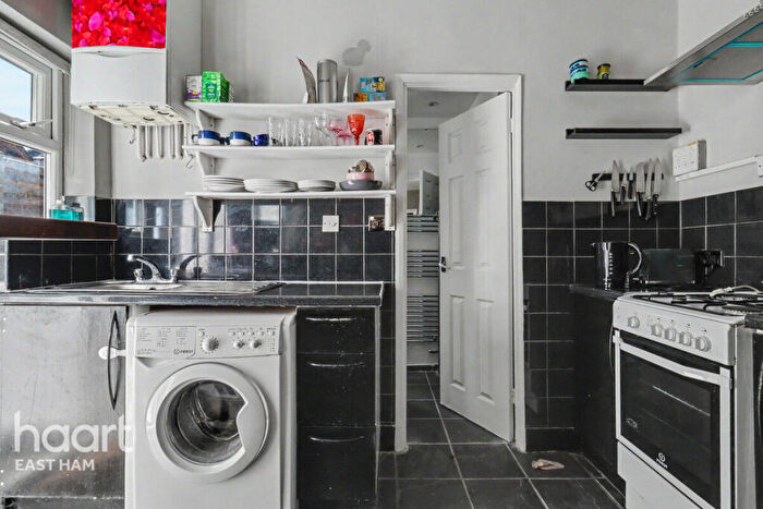 2 Bedroom Maisonette For Sale In Clements Road, London, E6