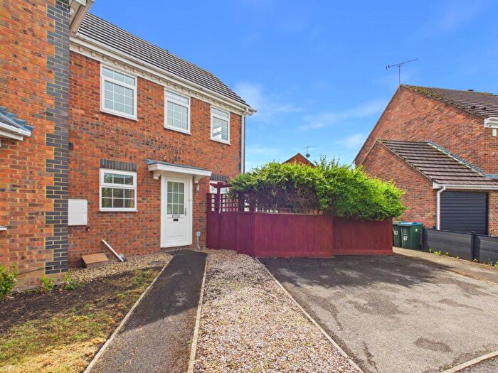 2 Bedroom Semi Detached House For Sale In Lark Vale, Aylesbury, HP19