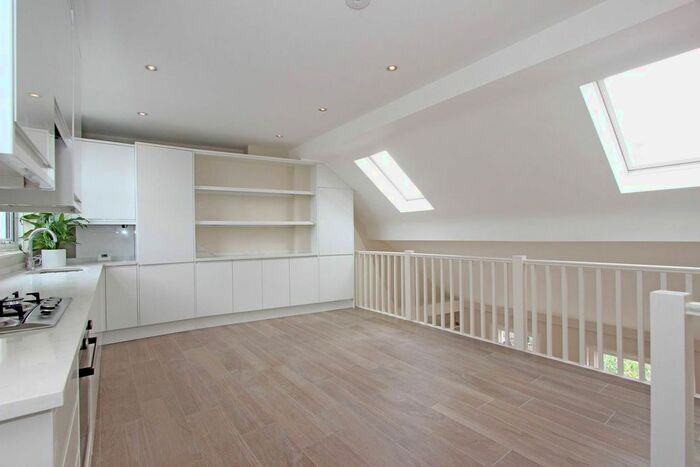 2 Bedroom Flat To Rent In Racton Road, Fulham, London, SW6