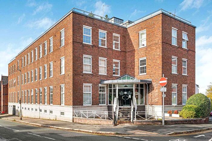 2 Bedroom Flat For Sale In Canal Street, Chester, Cheshire, CH1