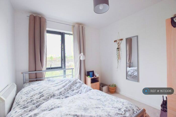 2 Bedroom Flat To Rent In Quay, Salford, M5