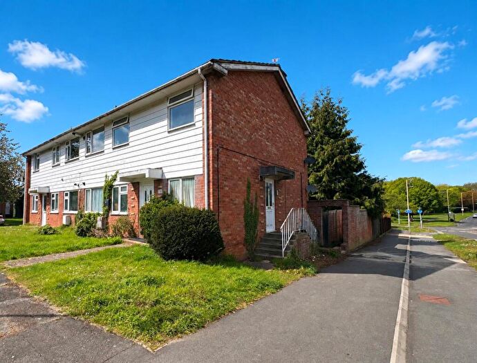 2 Bedroom Maisonette For Sale In White House Close, Basingstoke, RG22