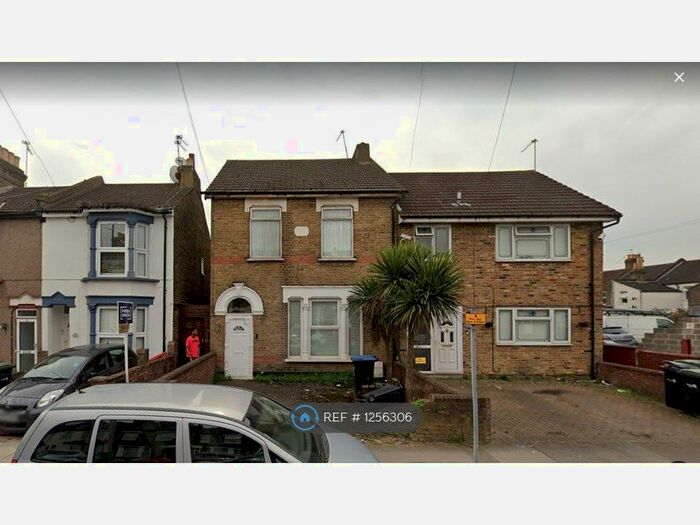 2 Bedroom Maisonette To Rent In Durants Road, Enfield EN3