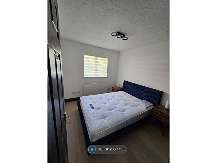 1 Bedroom Flat To Rent In School House Gardens, Loughton, IG10