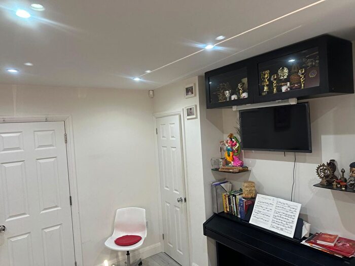 3 Bedroom Semi-Detached House To Rent In Broomgrove Gardens, Edgware, HA8