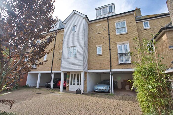 2 Bedroom Flat For Sale In Queens Courtyard, Dover, CT17