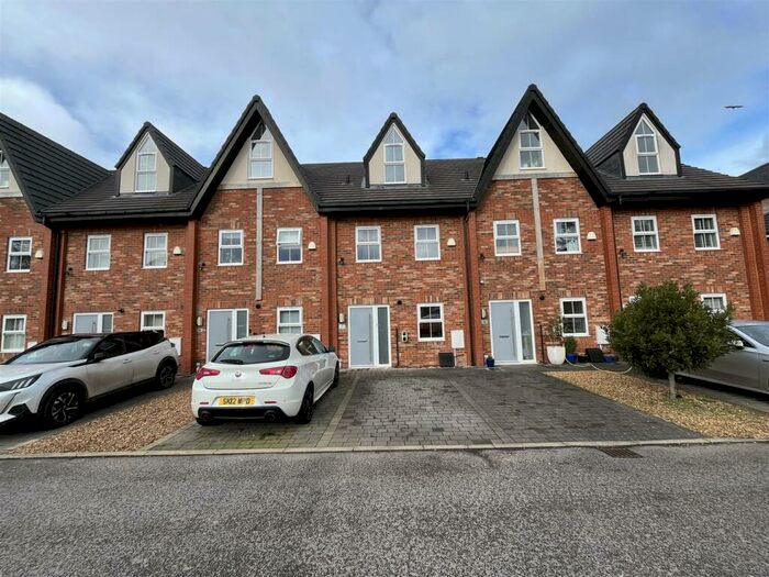 3 Bedroom House To Rent In Whirley Road, Macclesfield, SK10