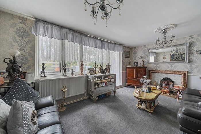 3 Bedroom Flat For Sale In Laxley Close, London, SE5