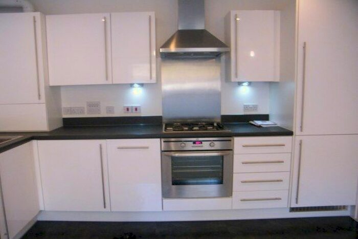 1 Bedroom Flat To Rent In Canalside, Redhill RH1