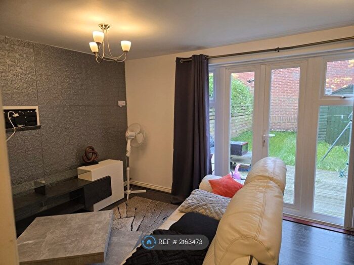 3 Bedroom Terraced House To Rent In Potters Hollow, Nottingham, NG6