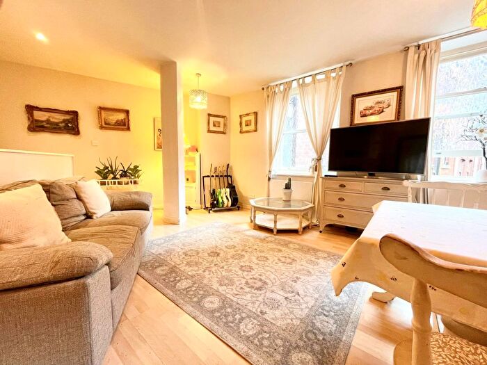 1 Bedroom Flat To Rent In Harewood Street, Leeds, West Yorkshire, LS2