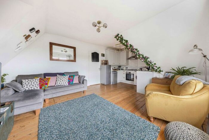 2 Bedroom Flat To Rent In Conyers Road, London, SW16