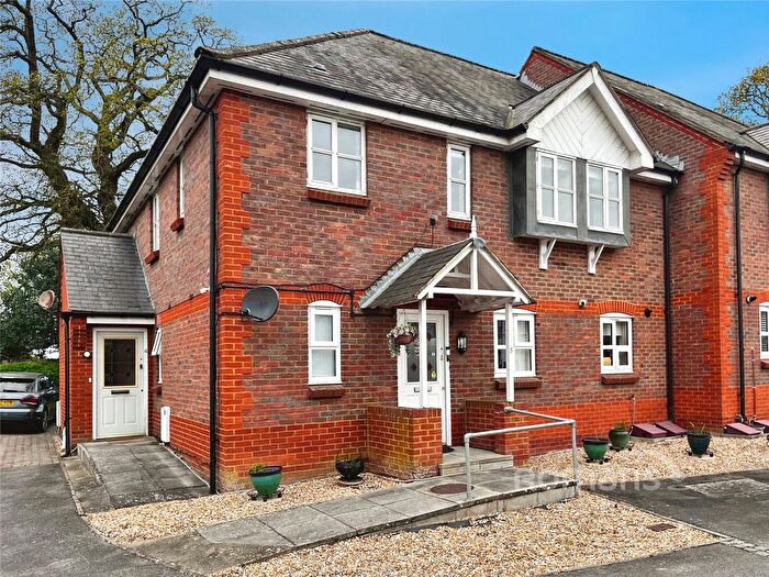 2 Bedroom Maisonette For Sale In Woodland Crescent, Farnborough, Hampshire, GU14