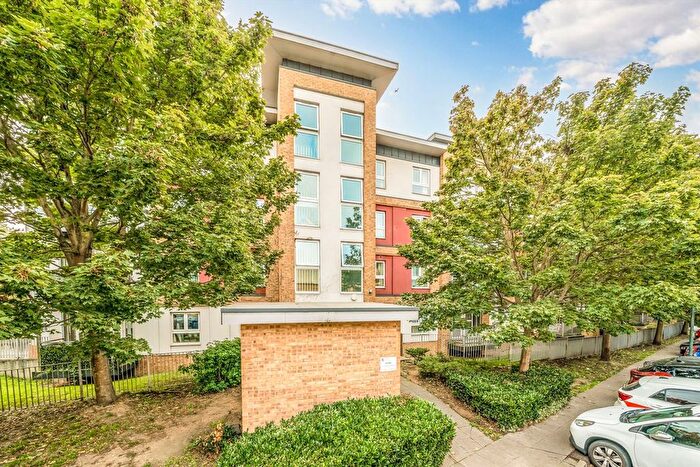 1 Bedroom Flat For Sale In Langhorn Drive, Twickenham, TW2