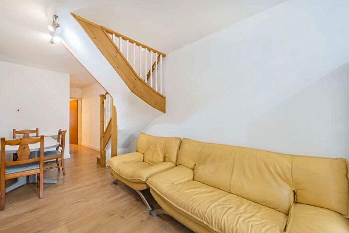 3 Bedroom Flat To Rent In Robin Hood Way, London, SW15