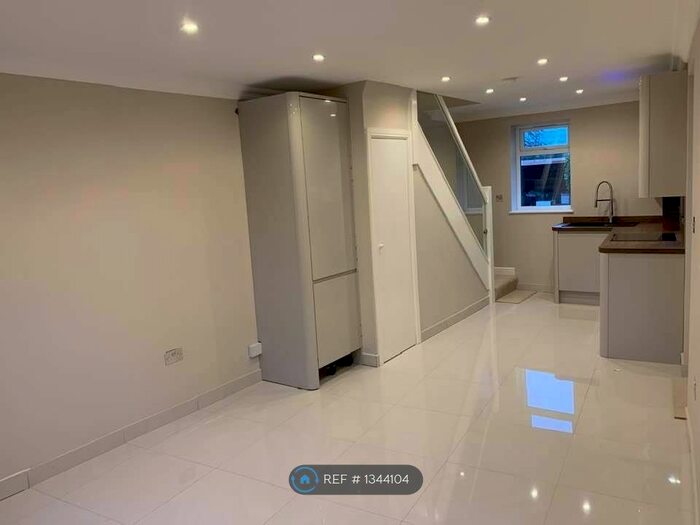 1 Bedroom Terraced House To Rent In Smiths Lane, Windsor, SL4