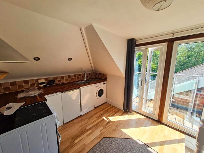 1 Bedroom Flat To Rent In Whitworth Crescent, Southampton, SO18