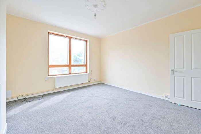 2 Bedroom Flat To Rent In Brandon Street, Elephant And Castle, London, SE17