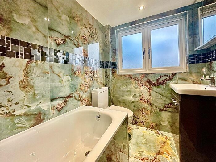 4 Bedroom Terraced House To Rent In Salisbury Road, Barnet, EN5