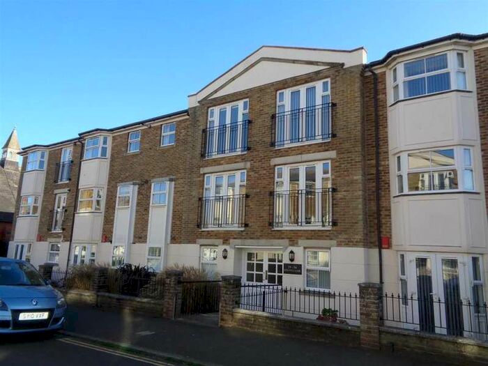 2 Bedroom Flat To Rent In Kings Well Court, Seaford, BN25