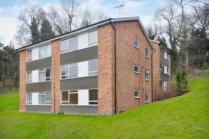 2 Bedroom Flat To Rent In Hillside Road, Whyteleafe CR3