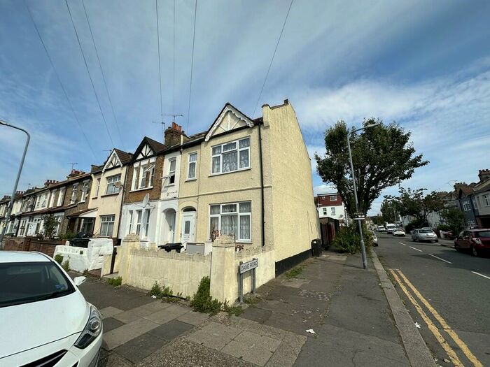 2 Bedroom End Of Terrace House To Rent In Roman Road, Ilford, IG1