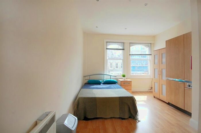 Studio To Rent In Gunterstone Road, West Kensington, W14