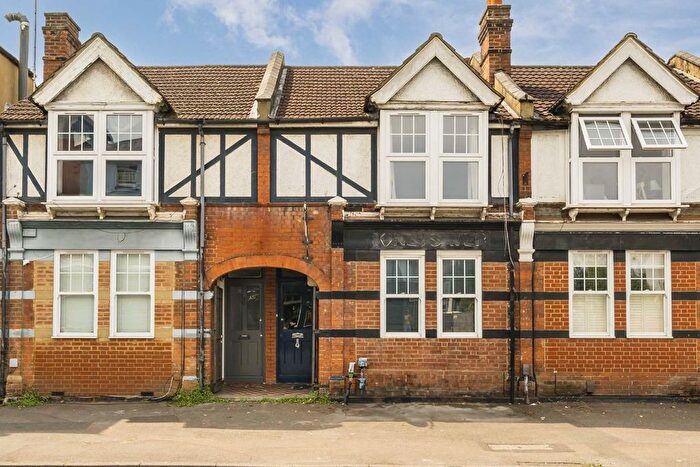 1 Bedroom Flat To Rent In Walton Road, West Molesey, KT8