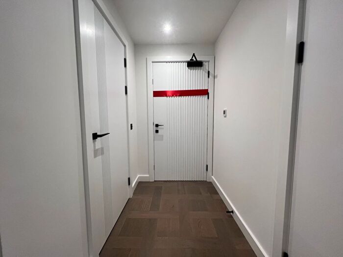 Studio To Rent In Vaughan Way, London, E1W