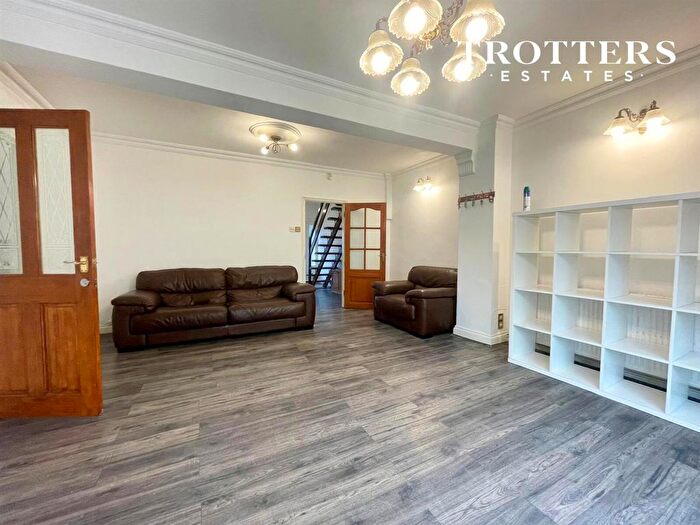 4 Bedroom Property To Rent In Stradbroke Grove, Ilford, IG5
