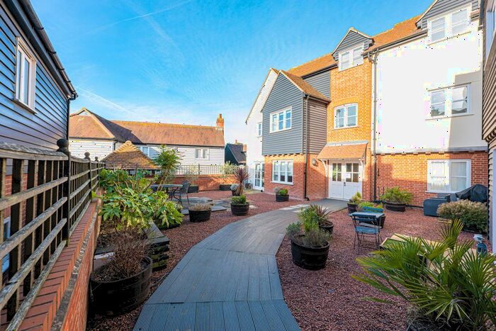 2 Bedroom Flat To Rent In Hoymans Wharf, High Street, SS7