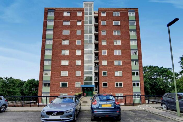 2 Bedroom Flat To Rent In Porchester Mead, Beckenham, BR3