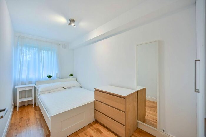 2 Bedroom Flat To Rent In Isis Close, West Putney, London, SW15