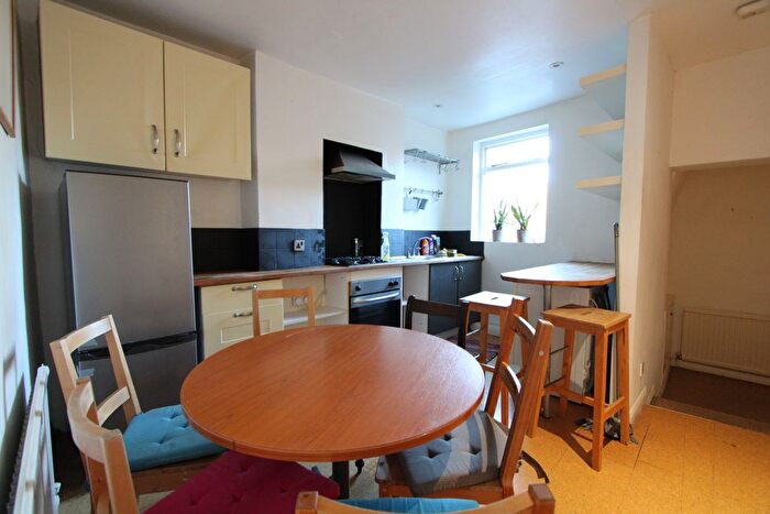 2 Bedroom Flat To Rent In Grove Lane, London, SE5