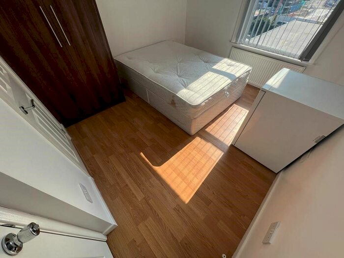 1 Bedroom Studio To Rent In London Road, Isleworth, TW7