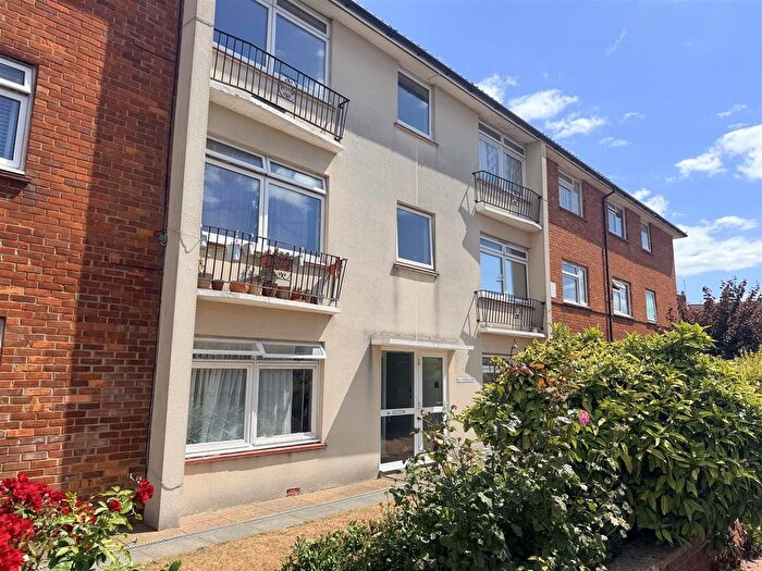 2 Bedroom Flat To Rent In Roselands Avenue, Eastbourne, BN22