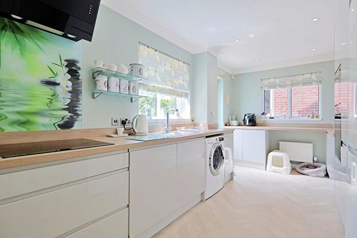 4 Bedroom Detached House For Sale In Dogwood Road, Broadstone, BH18 - Photo 8