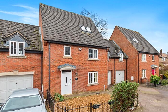 4 Bedroom Town House For Sale In Ivy Lane, Finedon, Wellingborough, NN9
