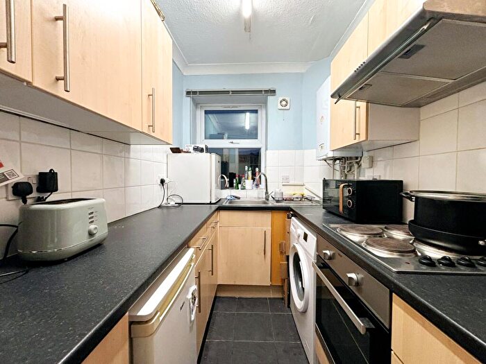 1 Bedroom Flat To Rent In Clock House Court, Beckenham, BR3