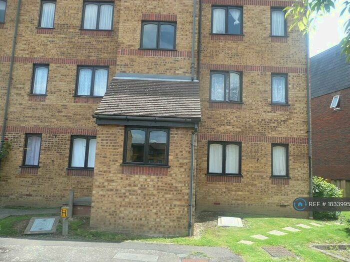 1 Bedroom Flat To Rent In Gartons Close, Enfield, EN3