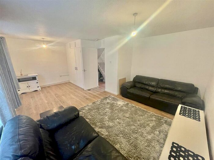 2 Bedroom Flat To Rent In Jubilee Close, Pinner, HA5