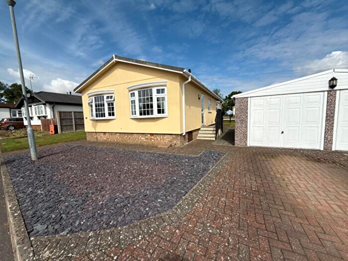 2 Bedroom Mobile Home For Sale In The Grove, Woodside Park Homes, Woodside, LU1