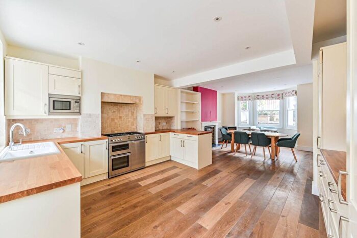 5 Bedroom Flat To Rent In Kennington Oval, Oval, London, SE11