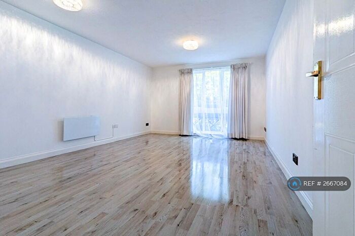 2 Bedroom Flat To Rent In Kilnsey Court, London, N11