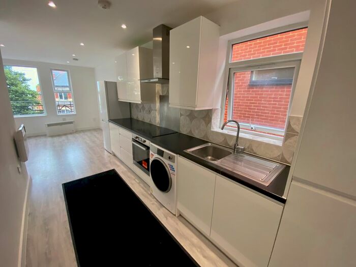 4 Bedroom Flat To Rent In Central Road, Worcester Park, KT4