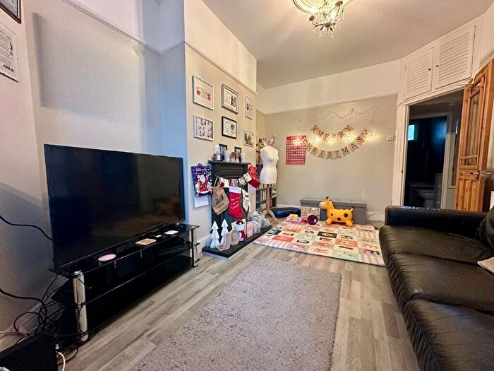 2 Bedroom Flat For Sale In Westminster Drive, Westcliff-On-Sea, Essex, SS0