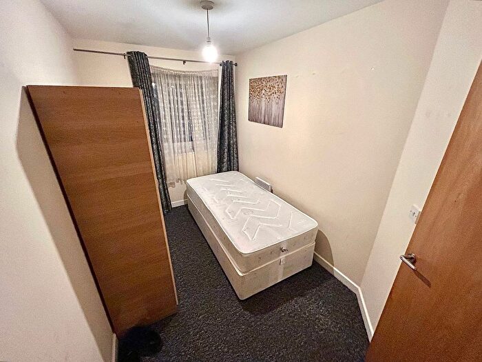 2 Bedroom Flat To Rent In Chamberlain Close, Ilford, IG1
