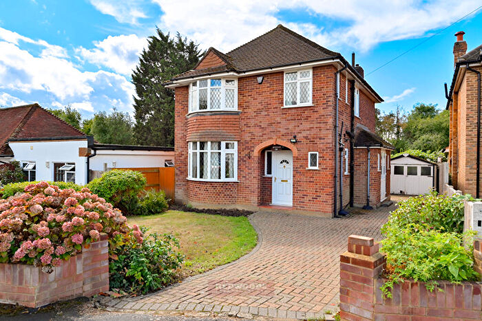 3 Bedroom Detached House For Sale In Chertsey, KT16