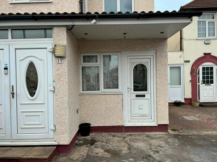 1 Bedroom Flat To Rent In Salt Hill Avenue, Slough, SL1