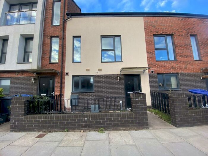 3 Bedroom House To Rent In Woodfield Way, Balby, Doncaster, DN4